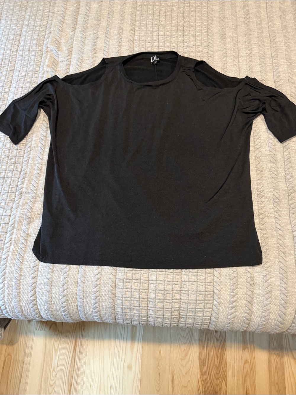 DL Black Cold-Shoulder Short Sleeve Top